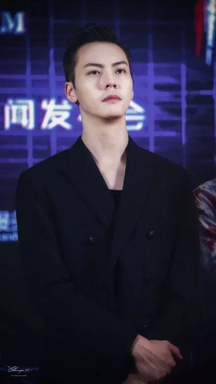 科技魅力男演員，前沿科技產(chǎn)品的體驗(yàn)之旅，感受科技生活新紀(jì)元。