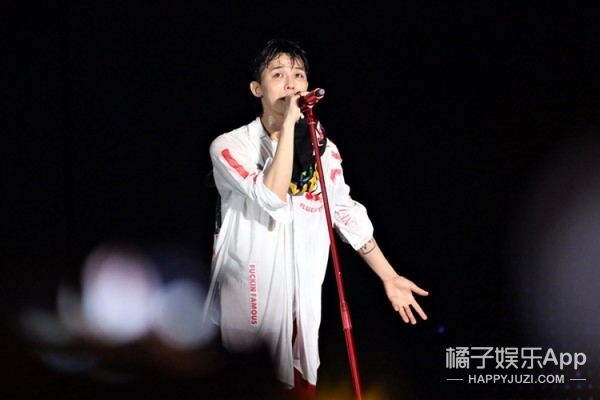 權(quán)志龍最新演唱會音樂盛宴震撼再現(xiàn)，現(xiàn)場視頻火熱來襲！